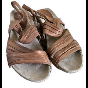 EARTH Wellspring US 9B Acorn leather Sandals Chunky Heels